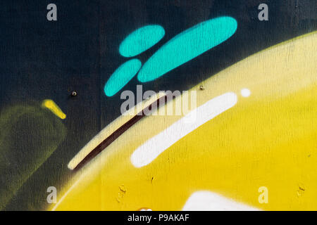 Abstrakte Fragment der Wand mit alte abgeplatzte Farbe, Kratzer, grunge Textur. Aerosol Design, Gelb, Grün, Schwarz. Moderne Hintergrund, Banner Design Stockfoto