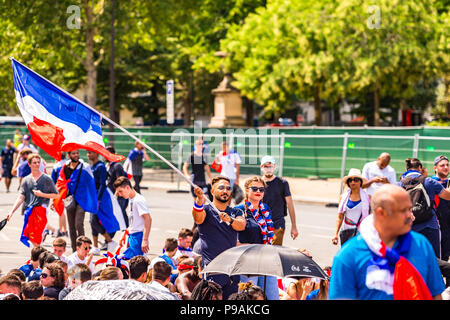 Paris, Frankreich. Am 15. Juli 2018. Große Massen feiern in den Straßen von Paris nach Frankreich gewinnt den 2018 FIFA World Cup Russland. Paris, Frankreich. Stockfoto