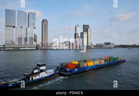 Freight Transport in Containern per Schiff auf dem Fluss Nieuwe Maas in Rotterdam, Niederlande. Stockfoto