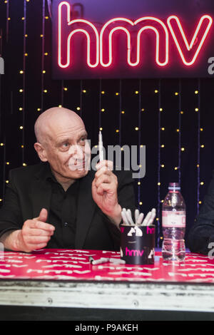 Wilko Johnson und Bandmitglieder anmelden Kopien der neuen Album 'Blow Ihr Verstand' Mit: Wilko Johnson Wo: London, Großbritannien Wann: 15 Jun 2018: Simon Reed/WENN.com Stockfoto