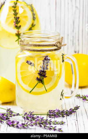 Kalte Limonade infundiert Detox Wasser mit Zitrone und Lavendel Stockfoto