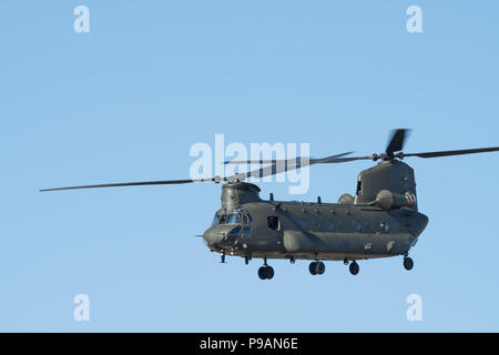 Das Royal International Air Tattoo, RAF Fairford, Gloucestershire, UK. 15. Juli 2018. RAF Chinook unterhält die Massen an der jährlichen Veranstaltung. Stockfoto