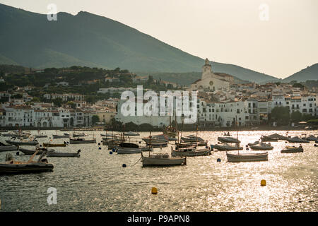 Der bezaubernden Bucht von Cadaques Fischerdorf im Norden von Spanien bei Sonnenuntergang Stockfoto