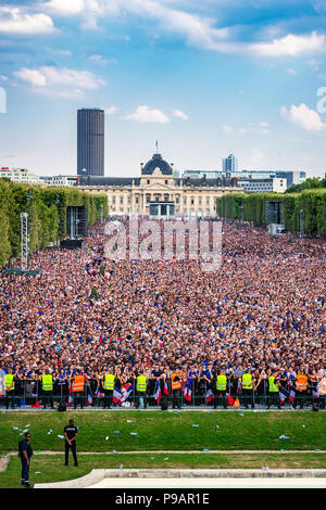 Paris, Frankreich. Am 15. Juli 2018. Große Menschenmengen in Paris, Frankreich die Weltmeisterschaft gewinnen. Paris, Frankreich. Credit: Samantha Ohlsen/Alamy Live Ne Stockfoto