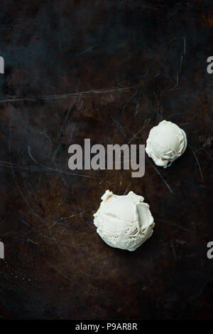 Vanilla Ice Cream scoops auf dunklem Hintergrund, Ansicht von oben Stockfoto