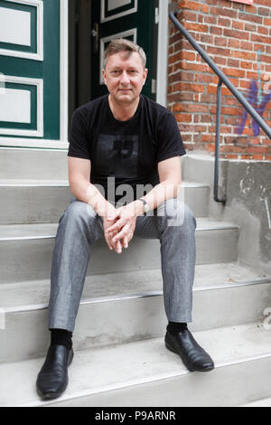 Hamburg, Deutschland. 19 Juni, 2018. Sieghard Wilm, Pastor an der St. Pauli Kirche Gemeinschaft, stand vor seiner pastorat am Pinnasberg. Wilm lebt und arbeitet seit mehreren Jahren als Pastor an der St. Pauli. Seine Arbeit für afrikanische Flüchtlinge haben ihn in ganz Deutschland bekannt gemacht. Quelle: Markus Scholz/dpa/Alamy leben Nachrichten Stockfoto