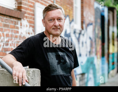 Hamburg, Deutschland. 19 Juni, 2018. Sieghard Wilm, Pastor an der St. Pauli Kirche Gemeinschaft, stand vor seiner pastorat am Pinnasberg. Wilm lebt und arbeitet seit mehreren Jahren als Pastor an der St. Pauli. Seine Arbeit für afrikanische Flüchtlinge haben ihn in ganz Deutschland bekannt gemacht. Quelle: Markus Scholz/dpa/Alamy leben Nachrichten Stockfoto