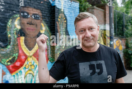 Hamburg, Deutschland. 19 Juni, 2018. Sieghard Wilm, Pastor an der St. Pauli Kirche Gemeinschaft, mit einem Wandbild an einer Wand seines pastorats in der pinnasberg. Wilm lebt und arbeitet seit mehreren Jahren als Pastor an der St. Pauli. Seine Arbeit für afrikanische Flüchtlinge haben ihn in ganz Deutschland bekannt gemacht. Quelle: Markus Scholz/dpa/Alamy leben Nachrichten Stockfoto