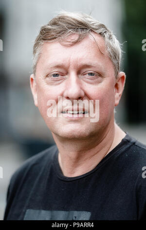 Hamburg, Deutschland. 19 Juni, 2018. Sieghard Wilm, Pastor an der St. Pauli Kirche Gemeinschaft, stand vor seiner pastorat am Pinnasberg. Wilm lebt und arbeitet seit mehreren Jahren als Pastor an der St. Pauli. Seine Arbeit für afrikanische Flüchtlinge haben ihn in ganz Deutschland bekannt gemacht. Quelle: Markus Scholz/dpa/Alamy leben Nachrichten Stockfoto