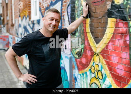 Hamburg, Deutschland. 19 Juni, 2018. Sieghard Wilm, Pastor an der St. Pauli Kirche Gemeinschaft, stand vor seiner pastorat am Pinnasberg. Wilm lebt und arbeitet seit mehreren Jahren als Pastor an der St. Pauli. Seine Arbeit für afrikanische Flüchtlinge haben ihn in ganz Deutschland bekannt gemacht. Quelle: Markus Scholz/dpa/Alamy leben Nachrichten Stockfoto