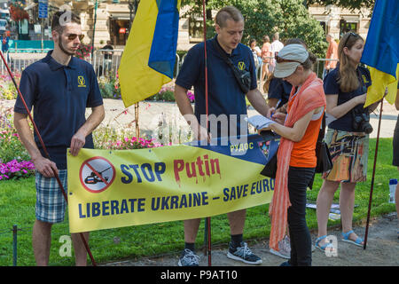 Helsinki, Finnland. Juli 2018. Ukrainische Demonstranten mit einem Banner im Esplanade Park in Helsinki während des Top Meetings von Trump und Putin Stockfoto
