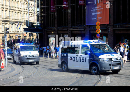 Helsinki, Finnland. Juli 16, 2018. Polizisten und Fahrzeugen im Zentrum von Helsinki am Tag des amerikanischen und russischen Präsidenten "historischen Gipfel in Helsinki 2018. Credit: Taina Sohlman/Alamy leben Nachrichten Stockfoto