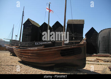 Hastings, Großbritannien - 14 Juli 2018: Das Fischerboot an der Fischer Museum in der Küstenstadt der Fischerhafen von Hastings gesehen an einem heißen Sommertag wie die Temperaturen wund zu über 27 Grad am 14. Juli 2018. Hastings an der Südküste von England liegt 53 km süd-östlich von London und ist 8 Meilen entfernt, von wo aus die Schlacht von Hastings fand im Oktober 1066. Quelle: David Mbiyu/Alamy leben Nachrichten Stockfoto