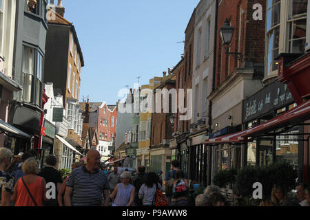 Hastings, Großbritannien - 14 Juli 2018: Menschen gesehen zu Fuß auf der George Street in der Altstadt von Hastings an einem heißen Sommertag wie die Temperaturen wund zu über 27 Grad am 14. Juli 2018. Hastings an der Südküste von England liegt 53 km süd-östlich von London und ist 8 Meilen entfernt, von wo aus die Schlacht von Hastings fand im Oktober 1066. Quelle: David Mbiyu/Alamy leben Nachrichten Stockfoto