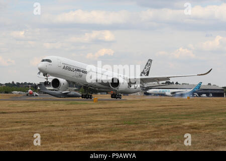 Farnborough, Großbritannien. 16. Juli 2018. Ein Airbus A 350-100 XWB Ländereien nach Durchführung der Anzeige am Eröffnungstag der Farnborough International Airshow 2018, einer der größten Luftfahrt Industrie- und Ereignisse in der Welt, in Großbritannien statt. Credit: James Hancock/Alamy leben Nachrichten Stockfoto