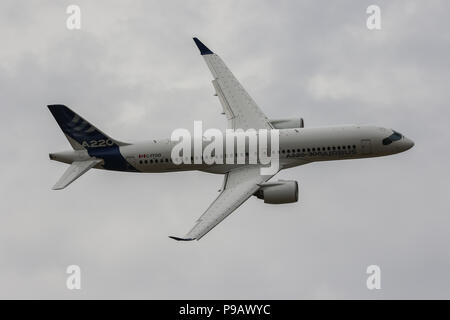 Farnborough, Großbritannien. 16. Juli 2018. Ein Airbus A 220-300 führt im Flying Display am Eröffnungstag der Farnborough International Airshow 2018, einer der größten Luftfahrt Industrie- und Ereignisse in der Welt, in Großbritannien statt. Credit: James Hancock/Alamy leben Nachrichten Stockfoto