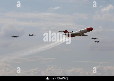 Farnborough, Großbritannien. 16. Juli 2018. Ölpest's Antwort Organisation Boeing 727 und die Blades aerobatic Team ein Flypast am Eröffnungstag der Farnborough International Airshow 2018, einer der größten Luftfahrt Industrie- und Ereignisse in der Welt, in Großbritannien statt. Credit: James Hancock/Alamy leben Nachrichten Stockfoto