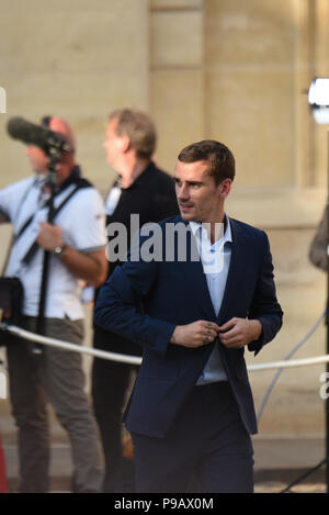 Paris, Frankreich. 16. Juli 2018. Französischer Fußballspieler Antoine Griezmann kommt an der Präsidentschaftswahlen Elysee Palace im Zuge von Frankreichs WM-Sieg. Antoine Griezmann ankommen a l'Elysee apres la Victoire de l'Žquipe de France en Coupe du Monde. *** Frankreich/KEINE VERKÄUFE IN DEN FRANZÖSISCHEN MEDIEN *** Credit: Idealink Fotografie/Alamy leben Nachrichten Stockfoto