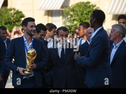 Paris, Frankreich. 16. Juli 2018. Der französische Präsident Emmanuel Längestrich begrüßt die französische Fußballmannschaft an den Präsidentschaftswahlen Elysee Palace im Zuge von Frankreichs WM-Sieg. Le President francais Emmanuel Längestrich accueille les Joueurs de l'Equipe de France au Palais de l'Elysee Après leur Victoire en Coupe du Monde. *** Frankreich/KEINE VERKÄUFE IN DEN FRANZÖSISCHEN MEDIEN *** Credit: Idealink Fotografie/Alamy leben Nachrichten Stockfoto