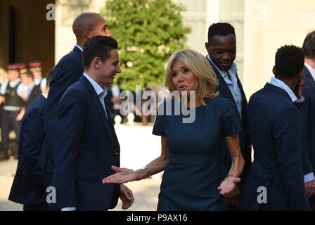 Paris, Frankreich. 16. Juli 2018. Brigitte Längestrich begrüßt die französische Fußballmannschaft an den Präsidentschaftswahlen Elysee Palace im Zuge von Frankreichs WM-Sieg. Brigitte Längestrich accueille les Joueurs de l'Equipe de France au Palais de l'Elysee Après leur Victoire en Coupe du Monde. *** Frankreich/KEINE VERKÄUFE IN DEN FRANZÖSISCHEN MEDIEN *** Credit: Idealink Fotografie/Alamy leben Nachrichten Stockfoto