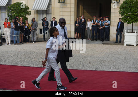 Paris, Frankreich. 16. Juli 2018. Frankreich ist Kylian mbappe's Vater Wilfried Mbappe (R) und sein jüngerer Bruder Ethan Mbappe kommen bei den Präsidentschaftswahlen Elysee Palace im Zuge von Frankreichs WM-Sieg. Le Pere de Kylian Mbappe, Wilfried Mbappe, et son Petit frere Ethan Mbappe arrivent au Palais de l'Elysee la Rezeption en l'honneur de Champions du Monde de Football gießen. *** Frankreich/KEINE VERKÄUFE IN DEN FRANZÖSISCHEN MEDIEN *** Credit: Idealink Fotografie/Alamy leben Nachrichten Stockfoto