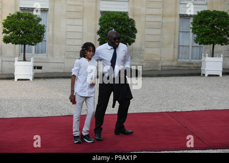 Paris, Frankreich. 16. Juli 2018. Frankreich ist Kylian mbappe's Vater Wilfried Mbappe (R) und sein jüngerer Bruder Ethan Mbappe kommen bei den Präsidentschaftswahlen Elysee Palace im Zuge von Frankreichs WM-Sieg. Le Pere de Kylian Mbappe, Wilfried Mbappe, et son Petit frere Ethan Mbappe arrivent au Palais de l'Elysee la Rezeption en l'honneur de Champions du Monde de Football gießen. *** Frankreich/KEINE VERKÄUFE IN DEN FRANZÖSISCHEN MEDIEN *** Credit: Idealink Fotografie/Alamy leben Nachrichten Stockfoto