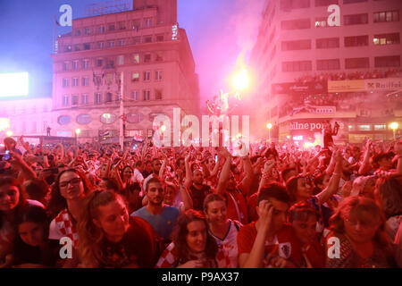 Zagreb, Kroatien. 16. Juli 2018. Begrüßungszeremonie der Kroatischen Fußball-Nationalmannschaft, 2. Platz gewonnen, Silber Medaille auf der FIFA Fußball-Weltmeisterschaft 2018 auf Platz Ban Jelacic in Zagreb, Kroatien. Credit: Goran Jakuš/Alamy leben Nachrichten Stockfoto