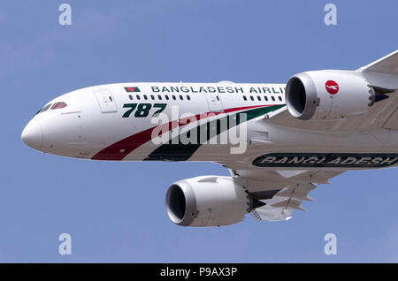 Dreamliner Boeing 787 in Biman Bangladesh Airlines Farben. Farnborough Airshow, die alle zwei Jahre stattfindende Handel Luftfahrt Show, 16.-22. Juli, eröffnete heute vor der Presse. Die neueste von zivilen und militärischen Flugzeugen Designs wurden sowohl in der statischen und Flugvorführungen gesehen, mit einer starken Präsenz von Airbus und Boeing, sowie Embraer, Lockheed, und Mitsubishi unter vielen anderen. Handel steht, das die neuesten Entwicklungen für Luft- und Raumfahrt und Produktlinien aus einer Vielzahl von Unternehmen der Luft- und Raumfahrt die Flugzeuge ergänzt. Credit: Antony Nessel/Alamy leben Nachrichten Stockfoto