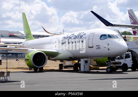 Airbus A 220-300 der Air Baltic Farben. Farnborough Airshow, die alle zwei Jahre stattfindende Handel Luftfahrt Show, 16.-22. Juli, eröffnete heute vor der Presse. Die neueste von zivilen und militärischen Flugzeugen Designs wurden sowohl in der statischen und Flugvorführungen gesehen, mit einer starken Präsenz von Airbus und Boeing, sowie Embraer, Lockheed, und Mitsubishi unter vielen anderen. Handel steht, das die neuesten Entwicklungen für Luft- und Raumfahrt und Produktlinien aus einer Vielzahl von Unternehmen der Luft- und Raumfahrt die Flugzeuge ergänzt. Credit: Antony Nessel/Alamy leben Nachrichten Stockfoto
