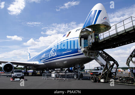 Boeing 747-8F Frachter betrieben von CargoLogicAir. Farnborough Airshow, die alle zwei Jahre stattfindende Handel Luftfahrt Show, 16.-22. Juli, eröffnete heute vor der Presse. Die neueste von zivilen und militärischen Flugzeugen Designs wurden sowohl in der statischen und Flugvorführungen gesehen, mit einer starken Präsenz von Airbus und Boeing, sowie Embraer, Lockheed, und Mitsubishi unter vielen anderen. Handel steht, das die neuesten Entwicklungen für Luft- und Raumfahrt und Produktlinien aus einer Vielzahl von Unternehmen der Luft- und Raumfahrt die Flugzeuge ergänzt. Credit: Antony Nessel/Alamy leben Nachrichten Stockfoto