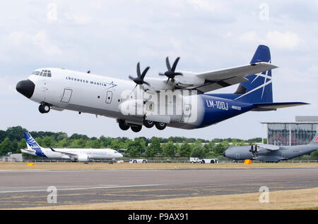 Lockheed Martin LM-100 J Super Hercules. Farnborough Airshow, die alle zwei Jahre stattfindende Handel Luftfahrt Show, 16.-22. Juli, eröffnete heute vor der Presse. Die neueste von zivilen und militärischen Flugzeugen Designs wurden sowohl in der statischen und Flugvorführungen gesehen, mit einer starken Präsenz von Airbus und Boeing, sowie Embraer, Lockheed, und Mitsubishi unter vielen anderen. Handel steht, das die neuesten Entwicklungen für Luft- und Raumfahrt und Produktlinien aus einer Vielzahl von Unternehmen der Luft- und Raumfahrt die Flugzeuge ergänzt. Credit: Antony Nessel/Alamy leben Nachrichten Stockfoto