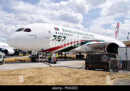 Boeing 787 Dreamliner in Biman Bangladesh Airlines Farben. Farnborough Airshow, die alle zwei Jahre stattfindende Handel Luftfahrt Show, 16.-22. Juli, eröffnete heute vor der Presse. Die neueste von zivilen und militärischen Flugzeugen Designs wurden sowohl in der statischen und Flugvorführungen gesehen, mit einer starken Präsenz von Airbus und Boeing, sowie Embraer, Lockheed, und Mitsubishi unter vielen anderen. Handel steht, das die neuesten Entwicklungen für Luft- und Raumfahrt und Produktlinien aus einer Vielzahl von Unternehmen der Luft- und Raumfahrt die Flugzeuge ergänzt. Credit: Antony Nessel/Alamy leben Nachrichten Stockfoto