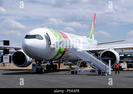 Airbus A 330-900 in TAP Air Portugal Farben. Farnborough Airshow, die alle zwei Jahre stattfindende Handel Luftfahrt Show, 16.-22. Juli, eröffnete heute vor der Presse. Die neueste von zivilen und militärischen Flugzeugen Designs wurden sowohl in der statischen und Flugvorführungen gesehen, mit einer starken Präsenz von Airbus und Boeing, sowie Embraer, Lockheed, und Mitsubishi unter vielen anderen. Handel steht, das die neuesten Entwicklungen für Luft- und Raumfahrt und Produktlinien aus einer Vielzahl von Unternehmen der Luft- und Raumfahrt die Flugzeuge ergänzt. Credit: Antony Nessel/Alamy leben Nachrichten Stockfoto