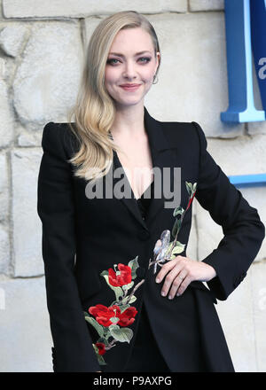 London, Großbritannien. 16. Juli 2018. Amanda Seyfried besucht die Weltpremiere von "Mamma Mia! Hier gehen wir wieder an den Eventim Apollo Credit: Mario Mitsis/Alamy Leben Nachrichten gehalten Stockfoto