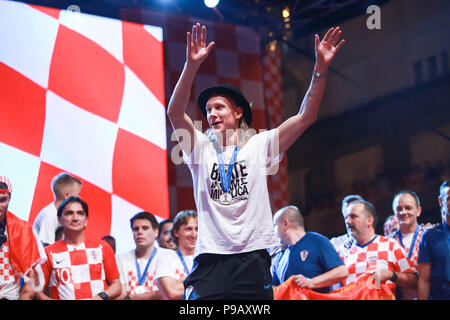 Zagreb, Kroatien. 16. Juli 2018. Begrüßungszeremonie der Kroatischen Fußball-Nationalmannschaft, 2. Platz gewonnen, Silber Medaille auf der FIFA Fußball-Weltmeisterschaft 2018 auf Platz Ban Jelacic in Zagreb, Kroatien. Domagoj Vida auf der Bühne. Credit: Goran Jakuš/Alamy leben Nachrichten Stockfoto