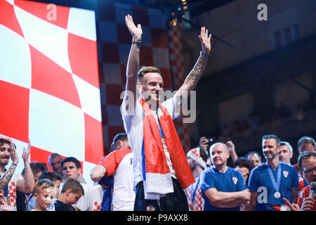 Zagreb, Kroatien. 16. Juli 2018. Begrüßungszeremonie der Kroatischen Fußball-Nationalmannschaft, 2. Platz gewonnen, Silber Medaille auf der FIFA Fußball-Weltmeisterschaft 2018 auf Platz Ban Jelacic in Zagreb, Kroatien. Ivan Rakitic auf der Bühne. Credit: Goran Jakuš/Alamy leben Nachrichten Stockfoto