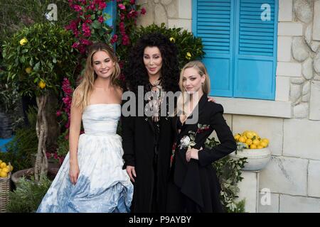 London, Großbritannien. 16. Juli 2018. Lily James, Cher und Amanda Seyfried an Mamma Mia! Hier gehen wir wieder - Weltpremiere. London, Großbritannien. 16/07/2018 | Verwendung der weltweiten Kredit: dpa Picture alliance/Alamy leben Nachrichten Stockfoto