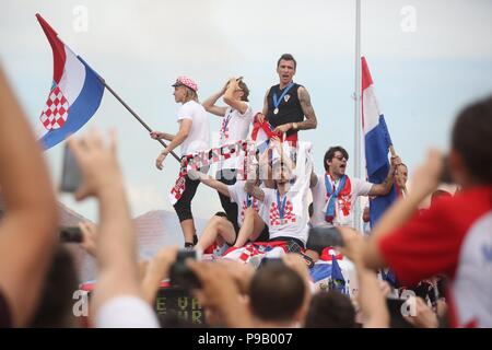 (180717) - Zagreb, 17. Juli 2018 (Xinhua) - Mitglieder der kroatischen Nationalmannschaft Fahrt mit dem Bus vom Flughafen zum Stadtzentrum in Zagreb, Hauptstadt Kroatiens, am 16. Juli 2018. Kroatien gewann den zweiten Platz in der FIFA Fußball-Weltmeisterschaft 2018 in Russland am Sonntag. (Xinhua / Zarko Basic) Stockfoto