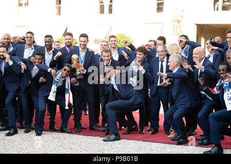 Paris, Frankreich. 16. Juli 2018. Der französische Präsident Emmanuel Längestrich (C) Posen für Fotos mit der französischen Mannschaft Fußball Mitglieder im Elysee-palast in Paris, Frankreich, am 16. Juli 2018. Der französische Präsident Emmanuel Längestrich geeeted am Montag die preisgekrönte französische Fußballmannschaft. Credit: Jack Chan/Xinhua/Alamy leben Nachrichten Stockfoto