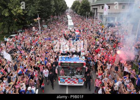 (180717) - Zagreb, 17. Juli 2018 (Xinhua) - Mitglieder der kroatischen Nationalmannschaft Fahrt mit dem Bus vom Flughafen zum Stadtzentrum in Zagreb, Hauptstadt Kroatiens, am 16. Juli 2018. Kroatien gewann den zweiten Platz in der FIFA Fußball-Weltmeisterschaft 2018 in Russland am Sonntag. (Xinhua / Tomislav Miletic) Stockfoto