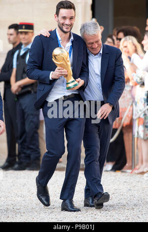 Paris, Frankreich. 16. Juli 2018. Kapitän der französischen Mannschaft Fußball Hugo Lloris (L) und der Trainer der französischen Mannschaft Fußball Didier Deschamps kommen im Elysee Palast in Paris, Frankreich, am 16. Juli 2018. Der französische Präsident Emmanuel Längestrich geeeted am Montag die preisgekrönte französische Fußballmannschaft. Credit: Jack Chan/Xinhua/Alamy leben Nachrichten Stockfoto