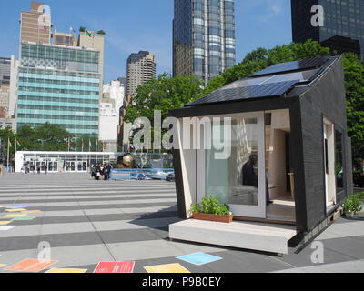 New York, USA. 16. Juli 2018. Ein Selbstversorgerhaus für eine Familie von vier wurde von der Yale University entwickelt worden für das Umdenken der weltweiten Wohnungsbau. Das Haus steht vor dem Sitz der Vereinten Nationen in New York. Credit: Johannes Schmitt-Tegge/dpa/Alamy leben Nachrichten Stockfoto