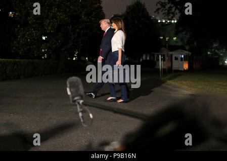 Washington, DC. 16. Juli 2018. Präsident Donald Trump und First Lady Melania Trump kommen auf der South Lawn des Weißen Hauses am Juli 16, 2018 in Washington, DC., nach einer siebentägigen Reise nach Europa. Credit: Oliver Contreras/Pool über CNP | Verwendung der weltweiten Kredit: dpa/Alamy leben Nachrichten Stockfoto