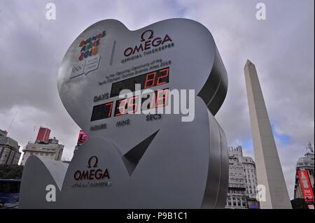 Buenos Aires, Buenos Aires, Argentinien. 17. Juli 2018. In der Nähe des Obelisk, Buenos Aires' traditionelles Wahrzeichen, eine riesige Uhr markiert den Countdown bis Buenos Aires 2018 Youth Olympics. Gehostet in Buenos Aires, Argentinien zwischen 6. und 18. Oktober 2018, Buenos Aires 2018 Youth Olympics ist die erste außerhalb von Asien gehalten zu werden. Credit: Patricio Murphy/ZUMA Draht/Alamy leben Nachrichten Stockfoto