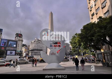 Buenos Aires, Buenos Aires, Argentinien. 17. Juli 2018. In der Nähe des Obelisk, Buenos Aires' traditionelles Wahrzeichen, eine riesige Uhr markiert den Countdown bis Buenos Aires 2018 Youth Olympics. Gehostet in Buenos Aires, Argentinien zwischen 6. und 18. Oktober 2018, Buenos Aires 2018 Youth Olympics ist die erste außerhalb von Asien gehalten zu werden. Credit: Patricio Murphy/ZUMA Draht/Alamy leben Nachrichten Stockfoto