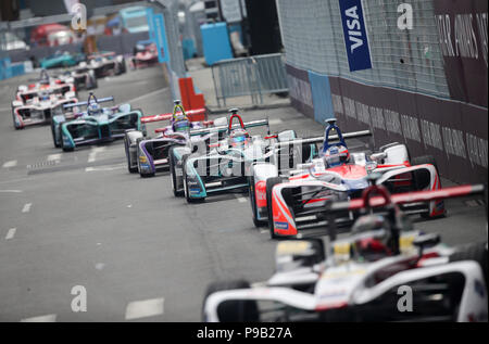 New York, USA. Am 15. Juli 2018. Formel E Autos konkurrieren, während das letzte Rennen der vollelektrischen Formel E Saison in New York, USA, 15. Juli 2018. Credit: Wang Ying/Xinhua/Alamy leben Nachrichten Stockfoto