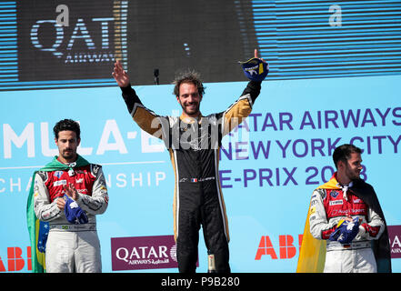 New York, USA. Am 15. Juli 2018. Jean-Eric Vergne (C) von Frankreich aus dem Chinesischen Team Techeetah feiert Sieg, nachdem es das letzte Rennen der vollelektrischen Formel E Saison in New York, USA, 15. Juli 2018. Jean-Eric Vergne gewann das letzte Rennen der FIA Formel ABB E Meisterschaft am Sonntag, auch Anspruch auf die einzelne Krone für die Saison. Credit: Wang Ying/Xinhua/Alamy leben Nachrichten Stockfoto