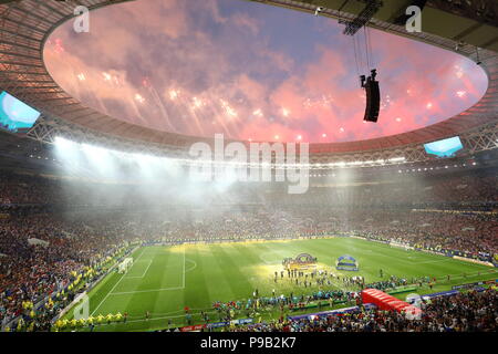 Moskau, Russland. Am 15. Juli 2018. Feuerwerk über Luzhniki Stadion explodieren nach dem Gewinn der Fußball-WM Russland 2018 Finale zwischen Frankreich 4-2 Kroatien in Moskau, Russland, 15. Juli 2018. Credit: kenzaburo Matsuoka/LBA/Alamy leben Nachrichten Stockfoto