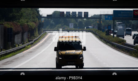 Hannover, Deutschland. 17. Juli 2018. Ein Abschleppwagen ADAC fahren auf der Autobahn A2 nach einem Unfall vor der Abfahrt Langenhagen, Richtung Dortmund. Fünf Lastwagen wurden in den Unfall verwickelt. Credit: Julian Stratenschulte/dpa/Alamy leben Nachrichten Stockfoto
