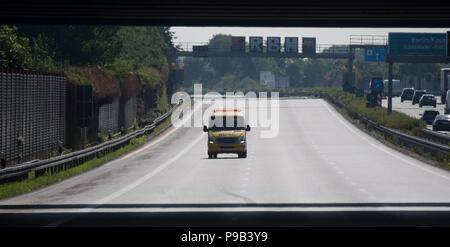 Hannover, Deutschland. 17. Juli 2018. Ein Abschleppwagen ADAC fahren auf der Autobahn A2 nach einem Unfall vor der Abfahrt Langenhagen, Richtung Dortmund. Fünf Lastwagen wurden in den Unfall verwickelt. Credit: Julian Stratenschulte/dpa/Alamy leben Nachrichten Stockfoto